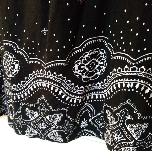 🌴$5 DEAL! Black sleeveless top - Picture 2 of 7